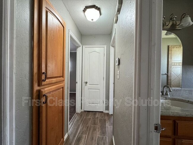 Building Photo - 704 N Gale Ave