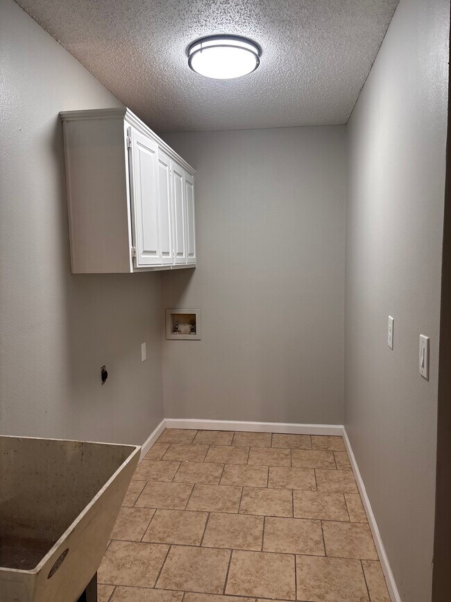 Building Photo - 3402 W Center St