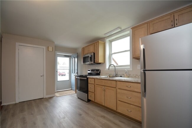 Building Photo - 4395 Nine Mile Point Rd - Unit N Rd