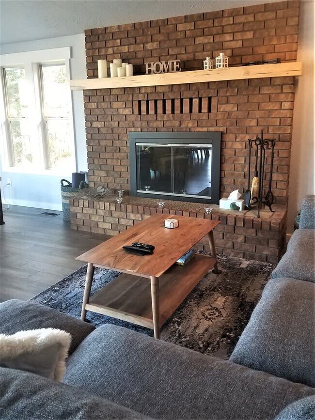 Building Photo - 2114 W 6th St