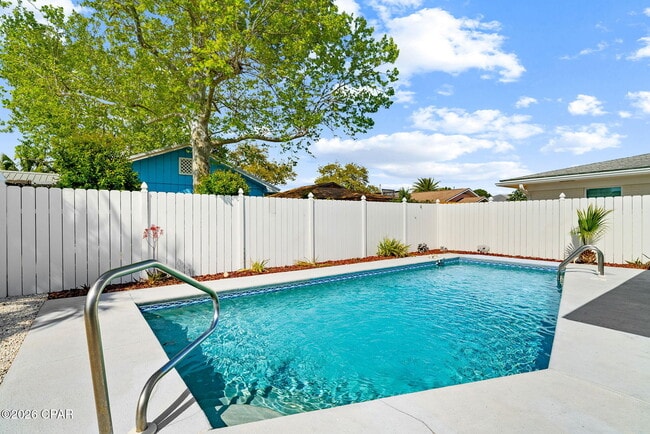 Building Photo - 615 Poinsettia Ct