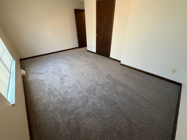 Building Photo - Townhome with a Bedroom Balcony Overlooking Lake Tapawingo
