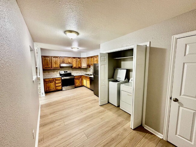 Building Photo - AVAILABLE OCTOBER! Wonderful 3 bed/2 bath ...