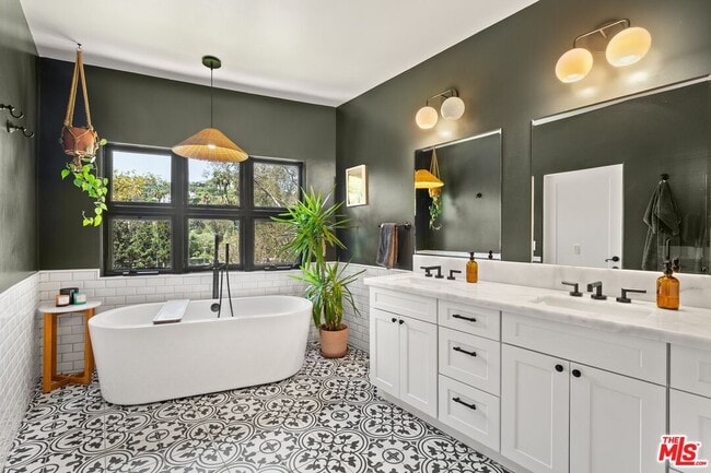 Building Photo - 2065 Watsonia Terrace