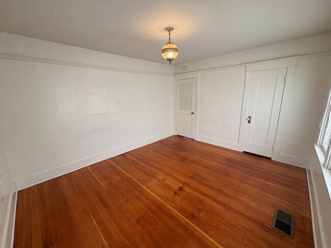 Building Photo - Classic vintage home walking distance to downtown Visalia!