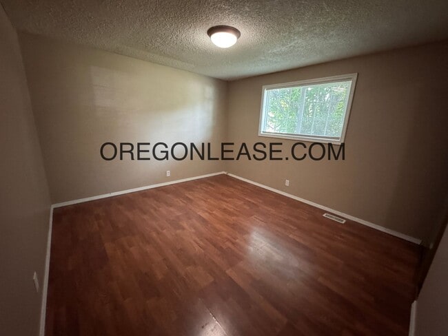 Building Photo - Large 5 bedroom North Eugene Home with lar...