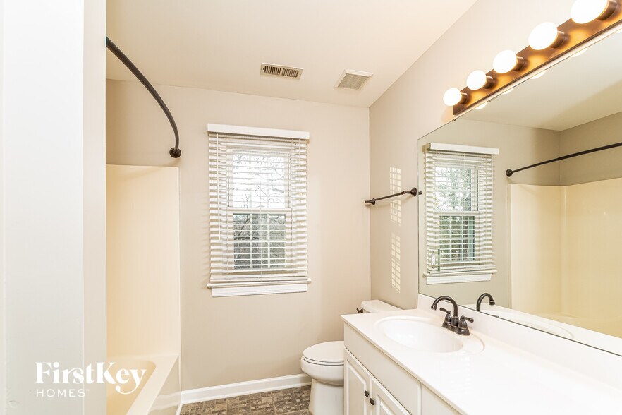 Building Photo - 205 Muirfield Ln