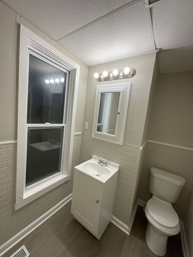 Building Photo - 1155 W 9th St