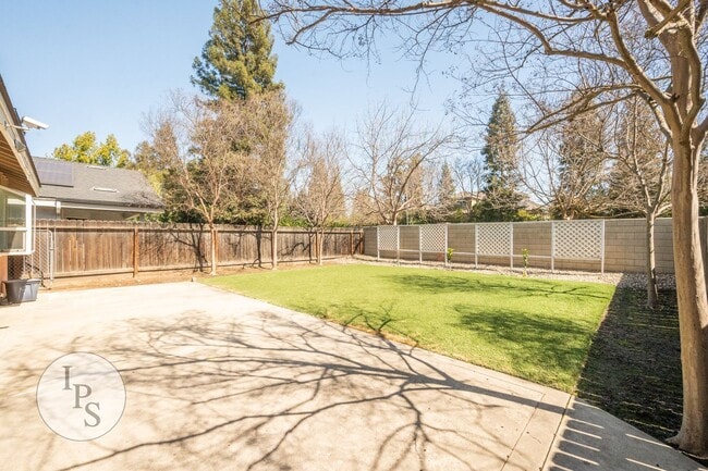 Building Photo - WoodWard Lake Home, 3BR/2.5BA, Built 1986 ...