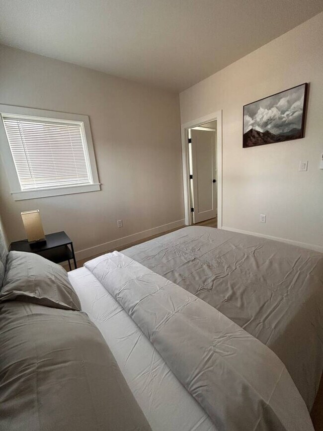 Building Photo - 3505 NE Creston Ave