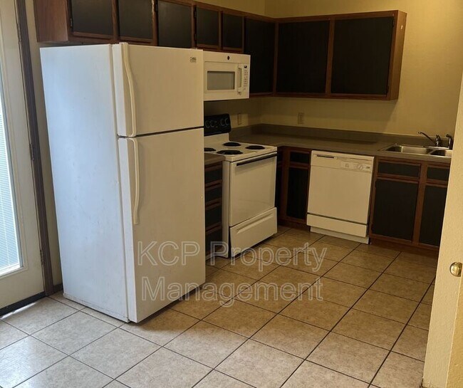 Building Photo - 3210 Phoenix Ave