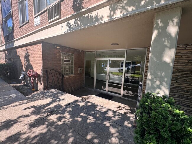 Building Photo - 7120 N Sheridan Rd