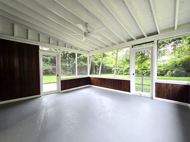 Building Photo - Updated 3BR, 2BA with Screened in Porch in Close in Rockville/Kensington!!
