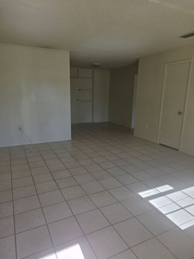 Building Photo - 3/2 DUPLEX
