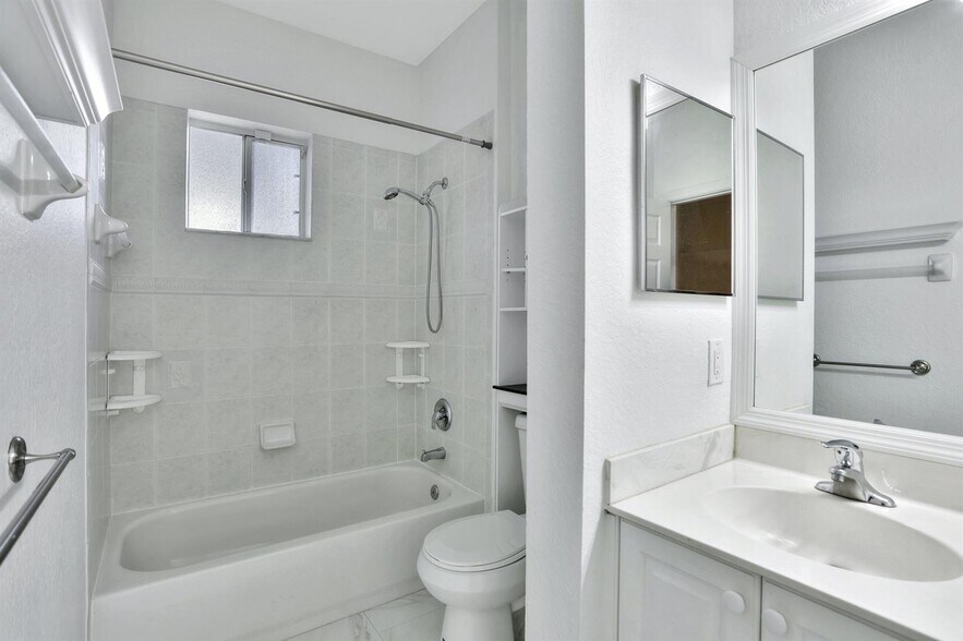 Building Photo - 6527 Catalina Ln