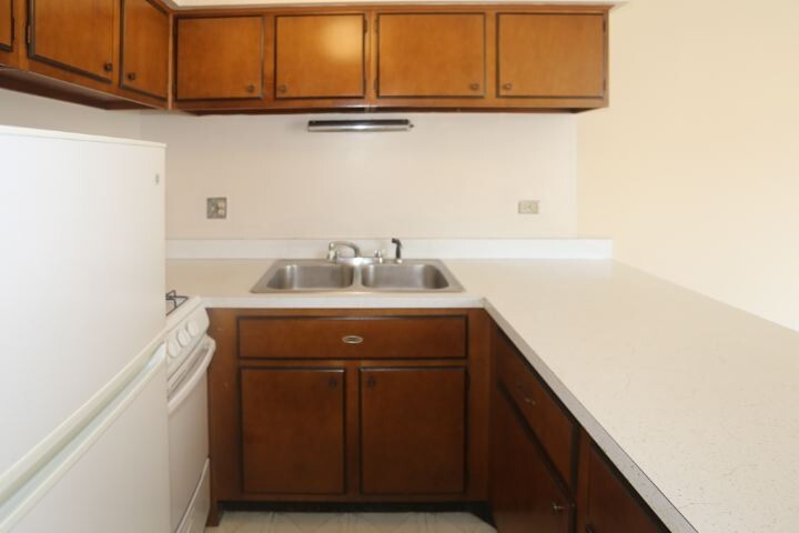 Building Photo - 675 W Wrightwood Ave