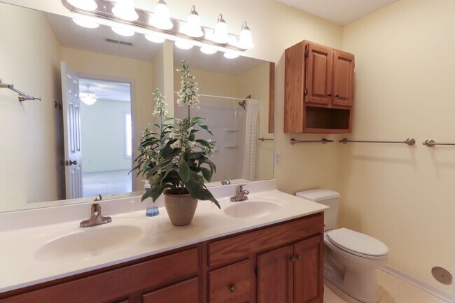 Building Photo - Bright 3BR/2BA Home in Quiet, Desirable Neighborhood with Garage!