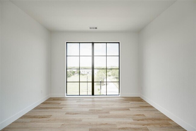 Building Photo - 4315 S Congress Ave