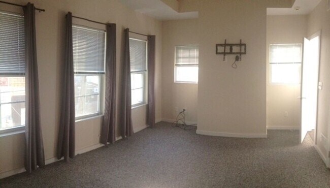 Building Photo - Southside Slopes - Amazing views of Downtown - Off-street parking