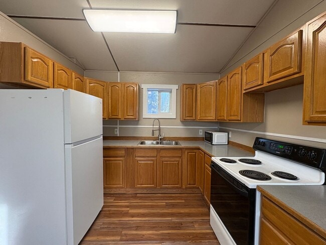 Building Photo - 2335 Maria St