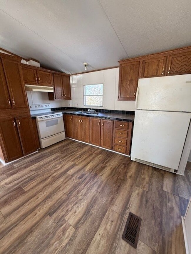 Building Photo - Rossview School