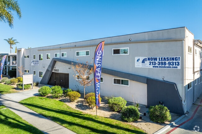 Building Photo - La Pat Courtyard Apartments