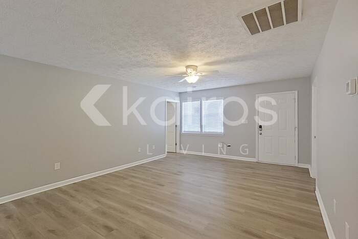 Building Photo - 310 Deer Park Dr