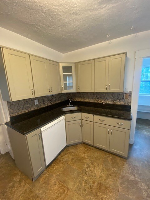 Building Photo - 7 Oliver Rd