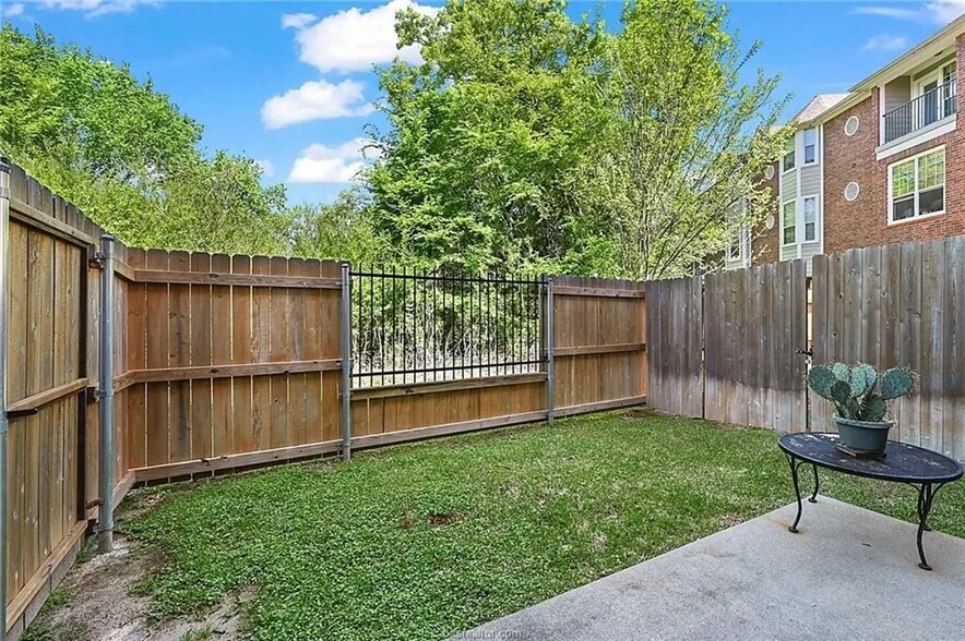 Building Photo - 305 Holleman Dr E