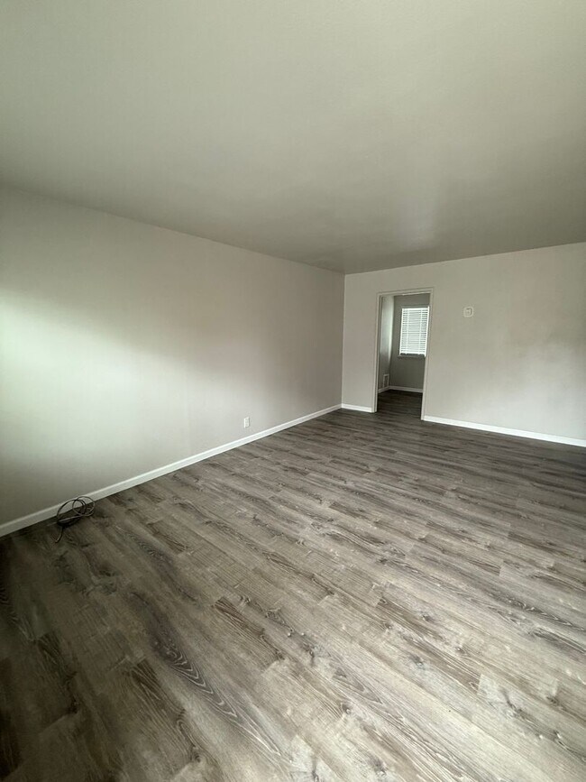 Building Photo - 512 Carpenter St