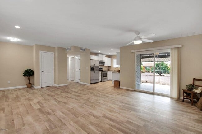 Building Photo - Updated 3 bedroom 2 full bathroom in Sun City