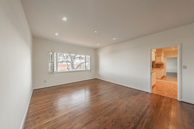 Building Photo - 2-bedroom, 2-bath condo located in the highly desirable Ridglea North neighborhood.