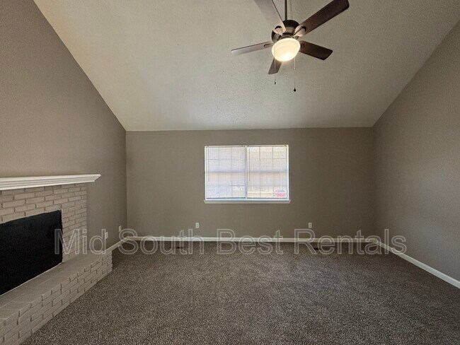 Building Photo - 125 Almond Cove