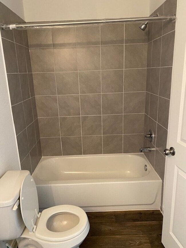 Building Photo - Stunning 3 bedroom, 2 bath home with a del...
