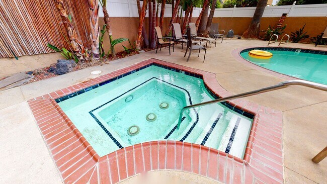 Building Photo - Fantastic 2 bed / 2 bath Condo in Huntingt...