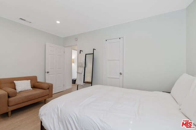 Building Photo - 15220 Morrison St