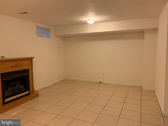 Building Photo - 114 Couples Dr