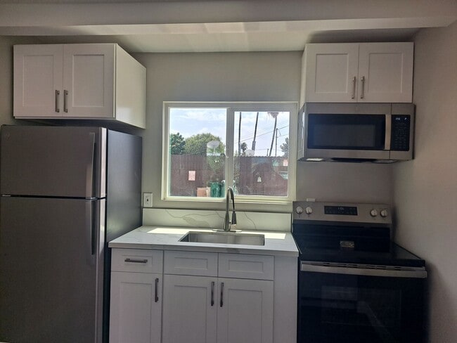 Building Photo - Pacific Beach - Washer & Dryer in Unit/AC/ 1 Assigned Parking Space