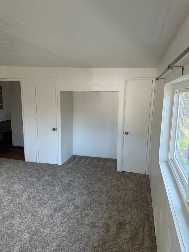 Building Photo - Back Unit of a Great Duplex in the Heart o...