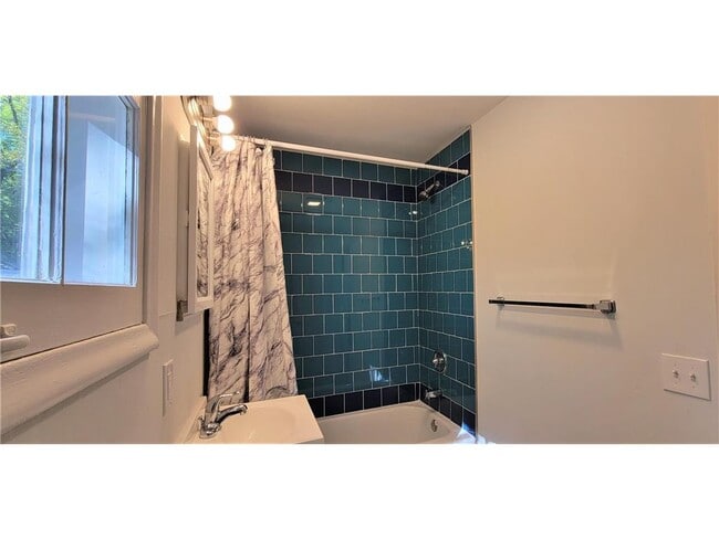 Building Photo - 2335 Hemlock Ln N