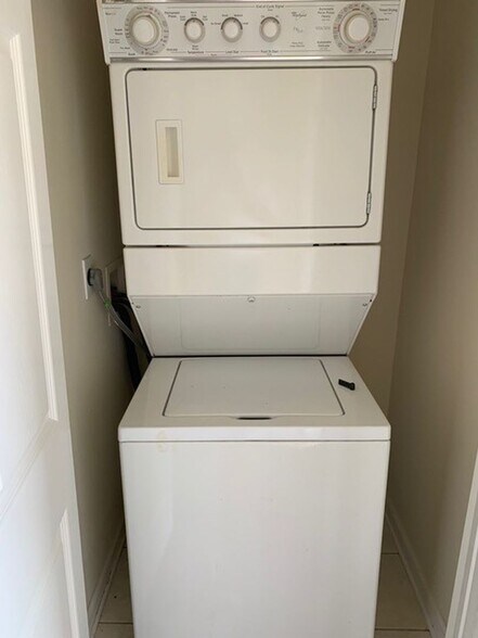 Building Photo - Donahue Crossing