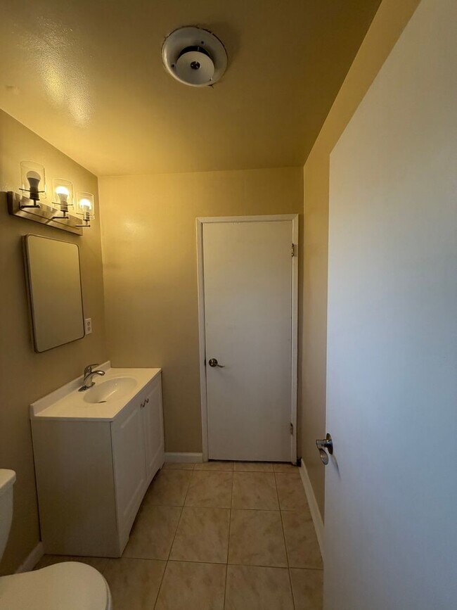 Building Photo - Affordable 3 BD 2 BA house in SW Bakersfield on a corner lot