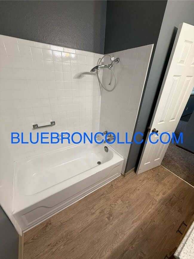 Building Photo - Newly renovated 2 bedroom with fresh paint and new flooring!