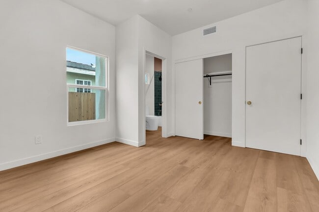 Building Photo - 414 S Ave 56