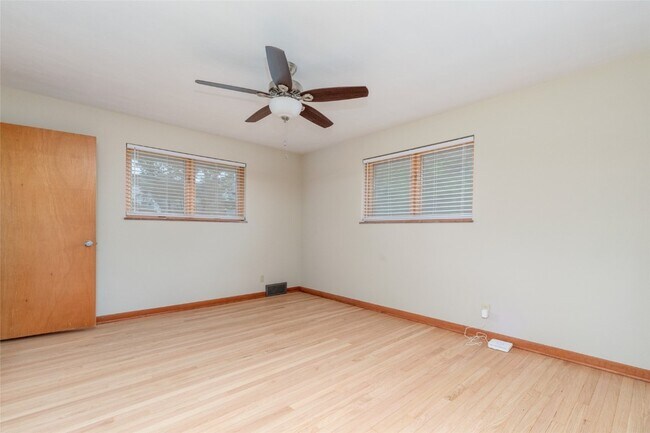 Building Photo - 9715 Grantview Dr