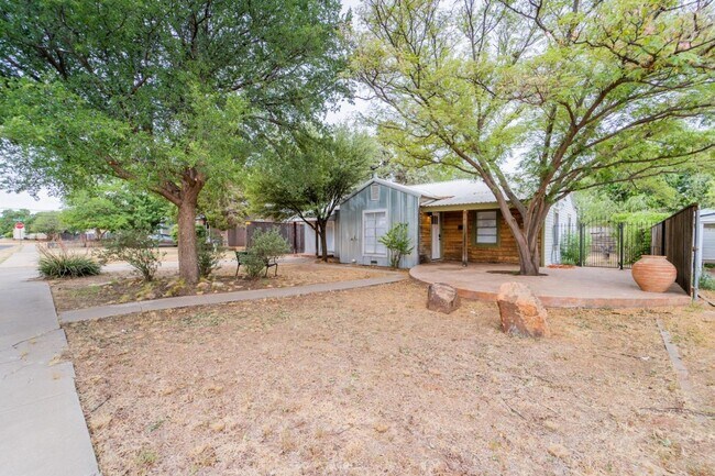 Building Photo - ADORABLE 3 bedroom!