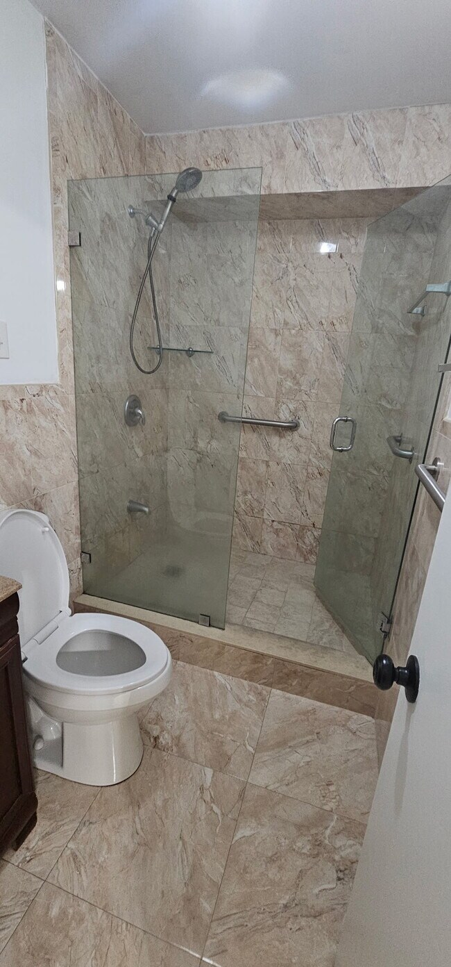 Master bathroom - 1900 W 54th St