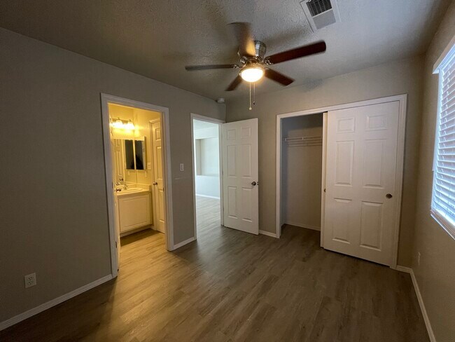 Building Photo - 10716 Habanero Way SE