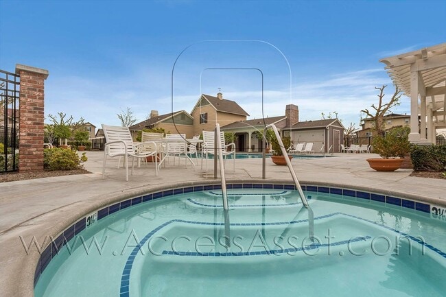 Building Photo - Beautiful 3 Bed/3.5 Bath Condo In Tustin!