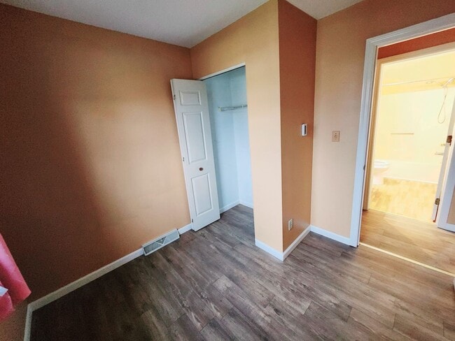 Building Photo - 3 Bedroom 1.5 Bath Available in Elizabethtown!